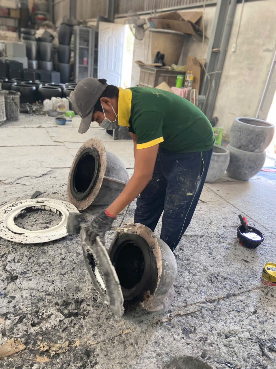 Removing a planter from its mould