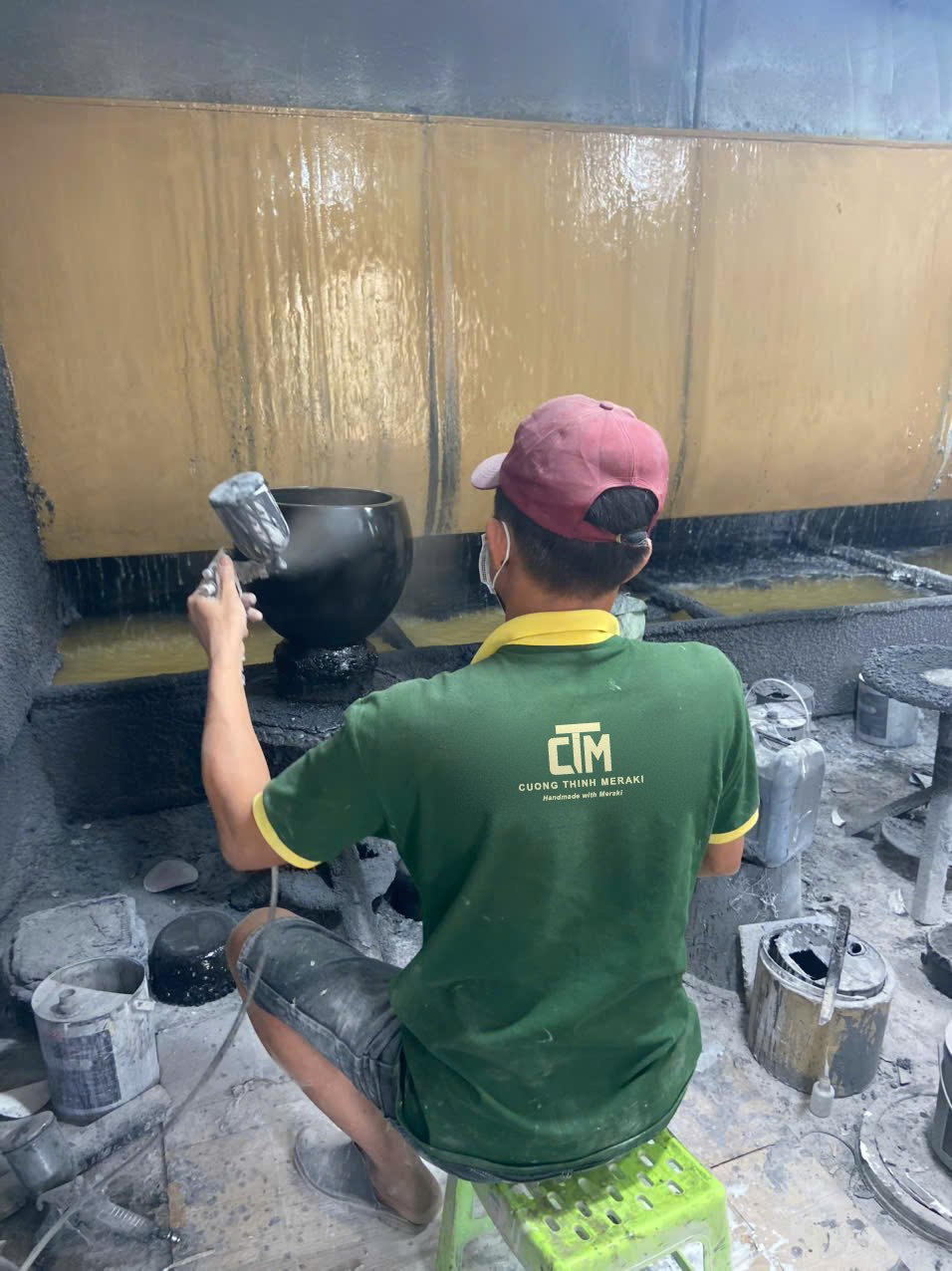 2K spray painting booth for outdoor planters